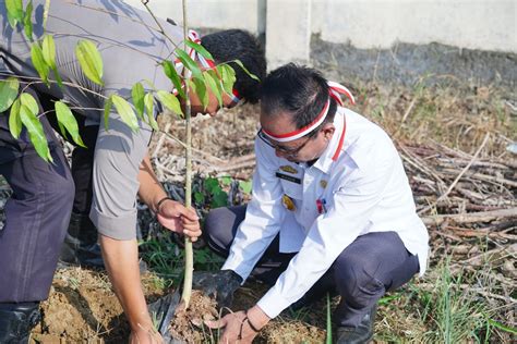 Polres Lampura Tanam Ribuan Pohon