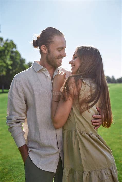 Un Jeune Couple Joyeux Et Amoureux Qui Sembrasse Et Se Regarde Posant