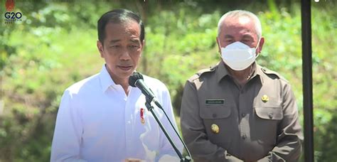 Presiden Jokowi Tuangkan Tanah Dan Air Dari Kutai Kartanegara Di Titik