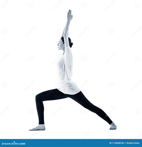 Femme Faisant L Exercice De Yoga En Position De Guerrier Photo Stock