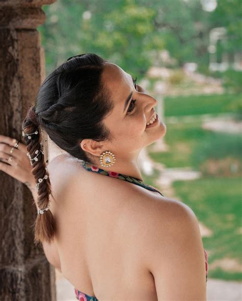 Anasuya Bharadwaj Chubby Cleavage Exposed In Bare Back Skirt