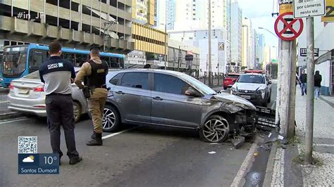 Carro Bate Em Poste Na área Central De Juiz De Fora E Complica Trânsito