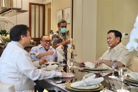 Momen Akrabnya Aburizal Bakrie Airlangga Dan Prabowo Santap Siang Bersama