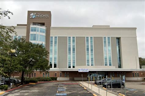 Texas doctors forced to treat patients in hospital parking lot