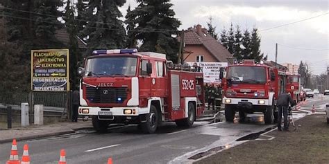 W Pile W Po Arze Warsztatu Sp On Y Dwa Auta I Przyczepa Kempingowa