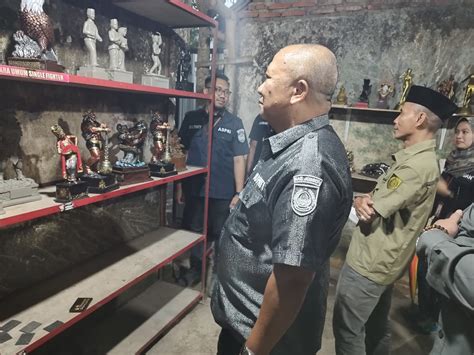 KUNJUNGAN BUPATI JEMBER DI UMKM DES...