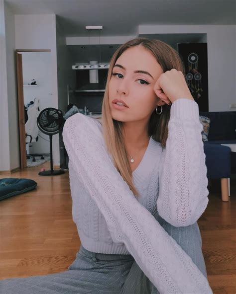 Top nữ gaming streamer hot nhất thế giới 2021 P 1 ELLE Man