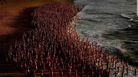 Spencer Tunick Gathers 2 500 Volunteers For Mass Naked Photo Shoot On