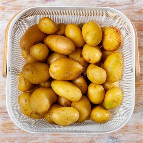 Pommes De Terre Crues Dans Le Panier En Fil Blanc Sur Fond De Bois