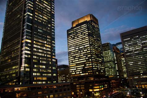 丸の内ビル群の夜景 グラフォン無料素材