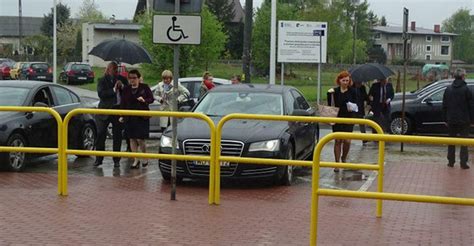 A podobno z miejsca parkingowego dla osób niepełnosprawnych mogą