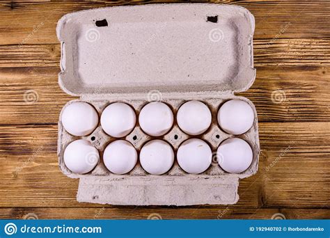 Pilha De Ovos De Galinha Em Tabuleiro De Papel Em Mesa De Madeira