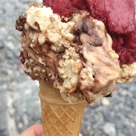 Antica Gelateria Amedeo Genova Italy Nocciola Variegato Fondente E