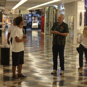 Em Flagra Raro Pedro Bial Visto Passeando No Shopping Ao Lado Do