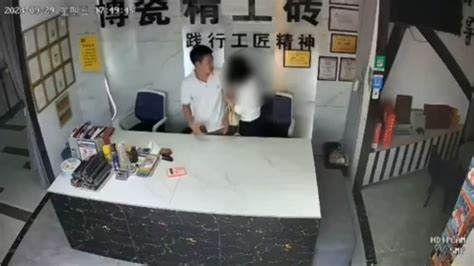 陌生女子进店不购物上来就抱男店主，店主吓到失眠：要拽我去我家 凤凰网视频 凤凰网