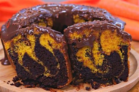 Bolo Em Um Bolo De Cenoura Mesclado Chocolate Bem Molhadinho E