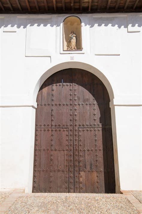 Puerta De Madera Del Edificio Antiguo En La Ciudad De Toledo Foto De