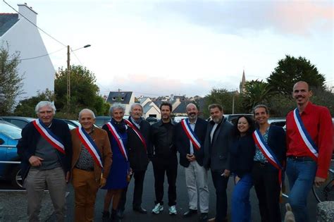 Lacteur Clovis Cornillac Prend La Pose Avec Les Maires De La Presqu