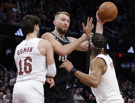 domantas sabonis rebounds per game 10