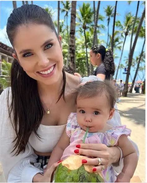 Esposa De Mano Walter Mostra Sua Beb Tomando Gua De Coco