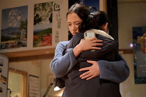 連続テレビ小説「おかえりモネ」第109話。未知（蒔田彩珠）を抱き締める百音（清原果耶・左）（c）nhk ― スポニチ Sponichi