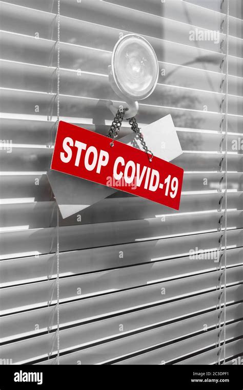 Warning sign for Covid-19 in front of closed shop/office Stock Photo ...