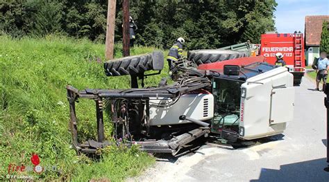 Stmk Umgest Rzter Traktor Und Anh Nger Auf Gemeindestra E In