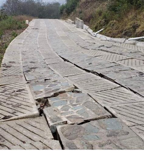 En Oaxaca Camino Construido Por Gobierno Federal Se Fractura Grupo