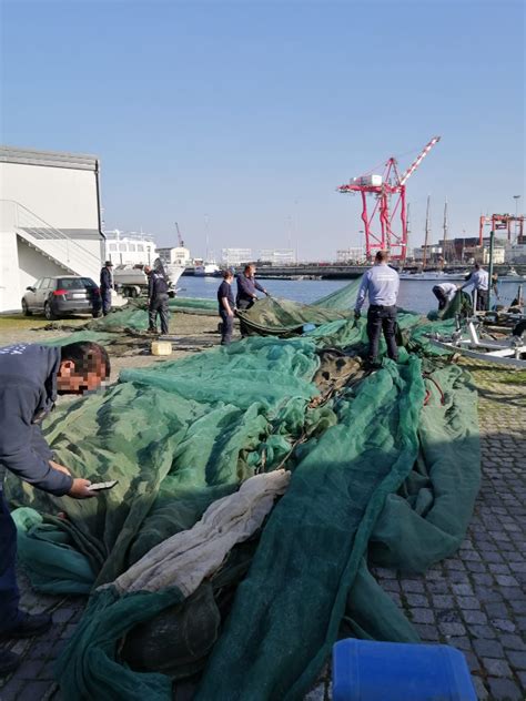 Pol Cia Mar Tima Apreende Artes De Pesca E Cinco Quilos De Meix O Em