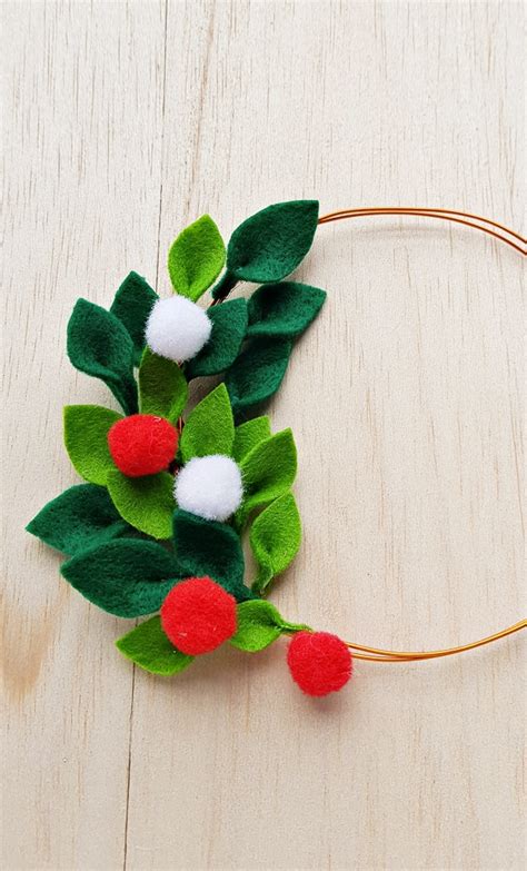 DIY Felt Leaf Christmas Wreath