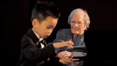 Un Jeune Prodige De Ans Joue Du Piano Pour Sa Grand M Re De Ans