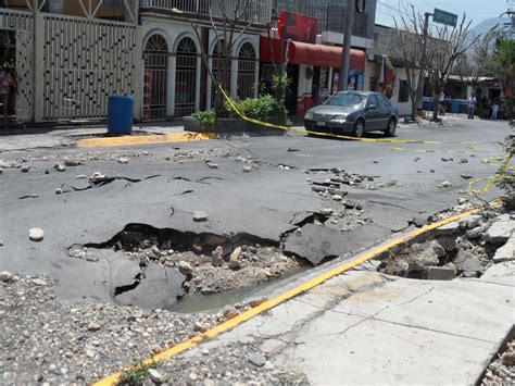 Explota tubería de Pemex se inundan de aguas negras