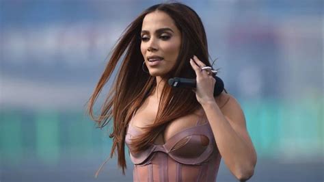 Anitta recebe alta hospitalar após cirurgia para tratamento de