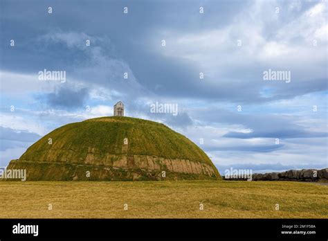 Thufa hill with a fishing shed on top near Reykjavik harbor, Iceland Stock Photo - Alamy