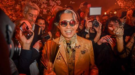 Designerul japonez Kenzo Takada a murit după ce a fost infectat cu