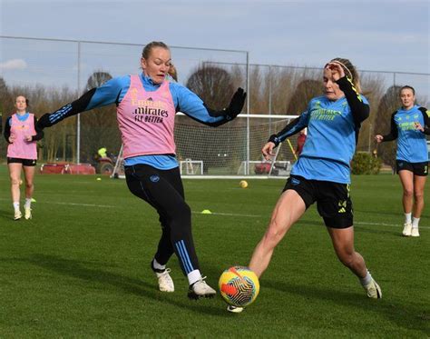 Gallery: Warming up for West Ham Women | Gallery | News | Arsenal.com