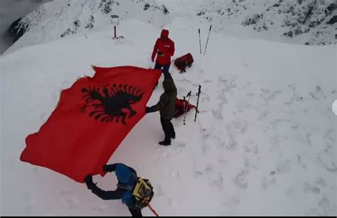 Flamuri Komb Tar Valvitet Nga Alpinist T E Kosov S N Metra