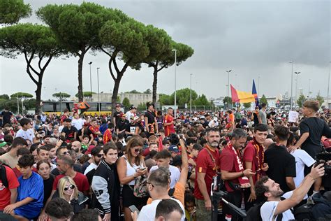 Lukaku Sbarca A Roma Il Saluto Ai Tifosi Impazziti A Ciampino