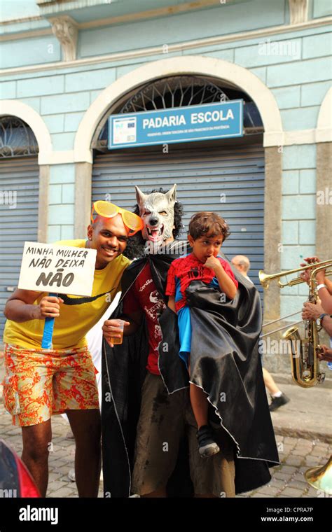 Las Personas En Traje Celebrar El Carnaval En Las Calles De Río De Janeiro Brasil Fotografía De