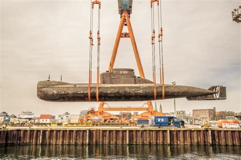 U Boot fährt über den Rhein an Köln vorbei letzte Vorbereitungen laufen