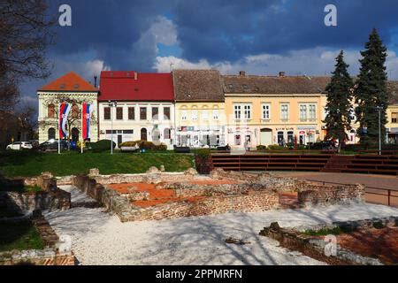 Sremska Mitrovica Serbien M Rz Historischer Platz Zitni Trg