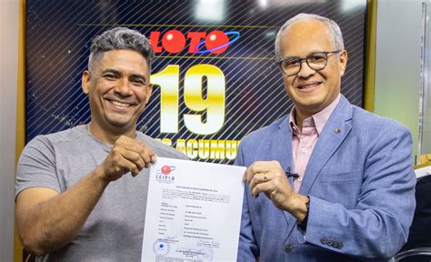 Leidsa entrega certificado a joyero que ganó RD 19 millones del Loto