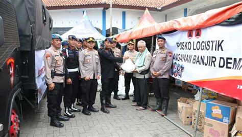 Sat Brimob Polda Jateng Bagikan Ribuan Paket Bansos Bagi Warga