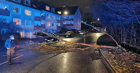 Orkanartige B En Erste B Ume In Wuppertal Umgeknickt