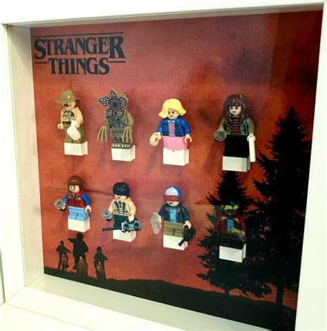 Cuadro de minifiguras Stranger Things 1ª temporada Sigue al Conejo