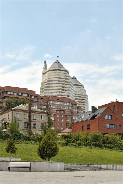 Het Architecturale Complex Van Moderne En Oude Gebouwen Stock Afbeelding Image Of Vierkant