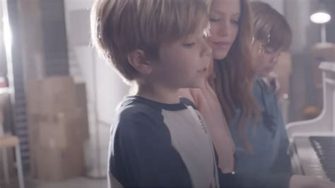 Shakira lanza el emotivo videoclip de "Acróstico" junto a sus hijos ...