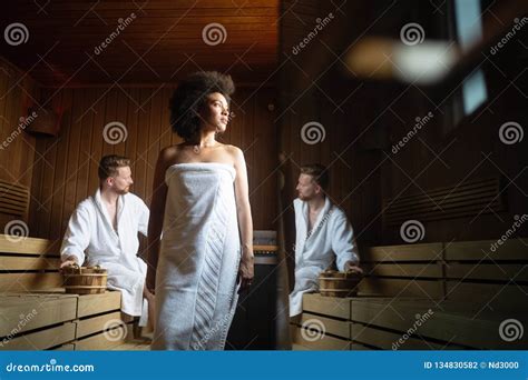 Belle Femme Détendant Dans Le Sauna Et Restant En Bonne Santé Photo