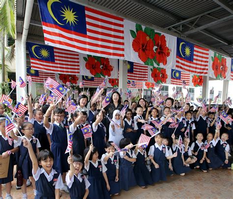 “辉煌条纹”随风飘扬．国庆气氛热起来 地方 大霹雳 星洲网 Sin Chew Daily