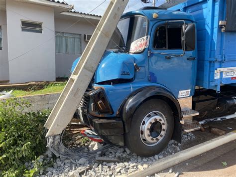 Caminhão sem motorista desce avenida e derruba postes em Mercedes O